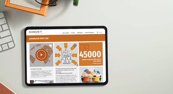 Screenshot des GOVET Jahresberichts auf einem Tablet, das auf einem Schreibtisch liegt