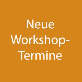 rotes Seil liegt auf Boden, es steht für die Lieferkette, an der entlang verschiedene berufliche und örtliche Stationen  mit bunten Karten  liegen