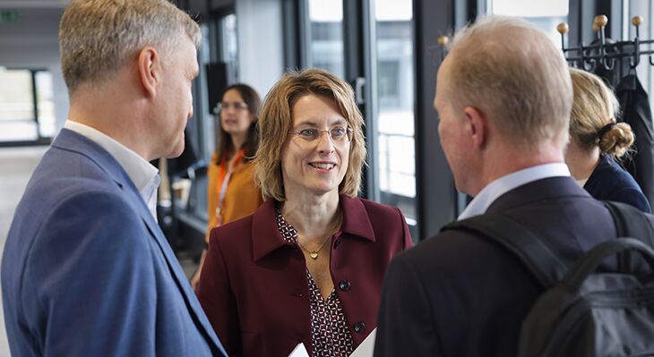 BIBB-Pr&auml;sidentin Dr. Susanne Garbade, Dr. Ralf Hermann, GOVET. und Stefan Schneider, BMBFSFJ,  im Gespr&auml;ch