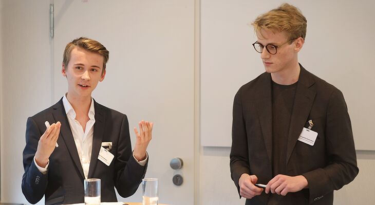 Mads Haugb&oslash;lle Behrendsen, UN-Jugenddelegierter f&uuml;r berufliche Bildung; Aske Christiansen, Vorsitzender des D&auml;nischen Verbandes der Berufssch&uuml;ler (Vi er EEO | EEO)