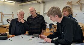 Guy Haberfeld, Dolmetscher, Hannelore Kress und Auszubildende im Holzwerkstatt