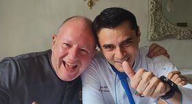 Enrique Mejía Céspedes und Hubertus Schultz lachen in die Kamera