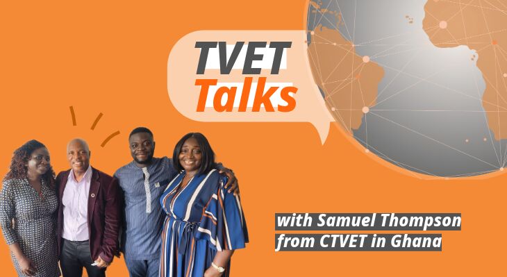 Podcast G&auml;ste der Kommission CTVET stehen gemeinsam vor orangenem Hintergrund l&auml;chelnd vor der Kamera.