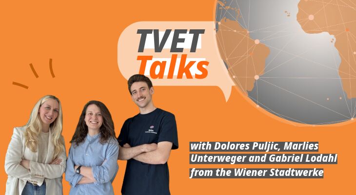 Drei Podcast G&auml;ste der Wiener Stadwerke stehen gemeinsam vor orangenem Hintergrund l&auml;chelnd vor der Kamera.