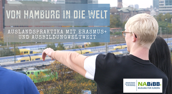 Auszubildende zeigen symbolisch von Hamburg aus in die Welt - Erasmus+ und AusbildungWeltweit