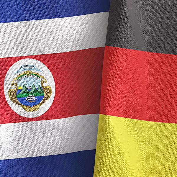 Die Flaggen von Costa Rica und Deutschland liegen nebeneinander.