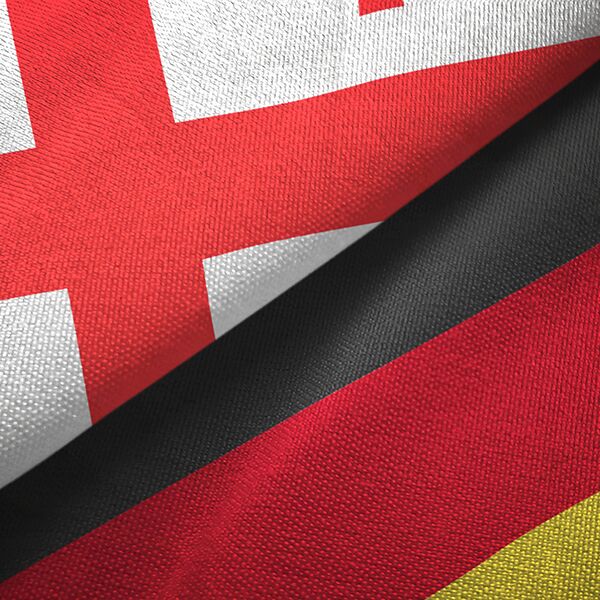 Die Flaggen von Georgien und Deutschland liegen nebeneinander