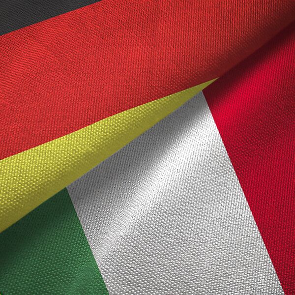 Die Flaggen von Deutschland und Italien liegen nebeneinander.