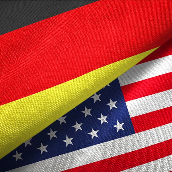 Die Flaggen von Deutschland und den USA liegen nebeneinander