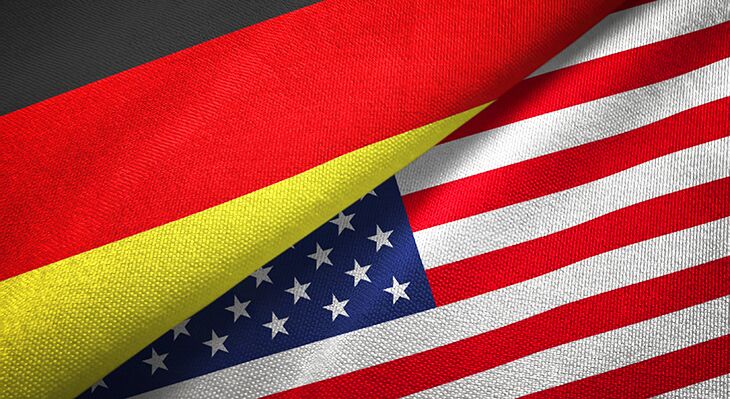 Die Flaggen von Deutschland und den USA liegen nebeneinander.