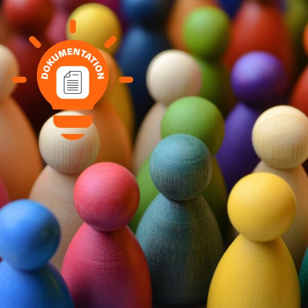 Bunte Spielfiguren, im Vordergrund die Grafik mit Beschriftung: Dokumentation