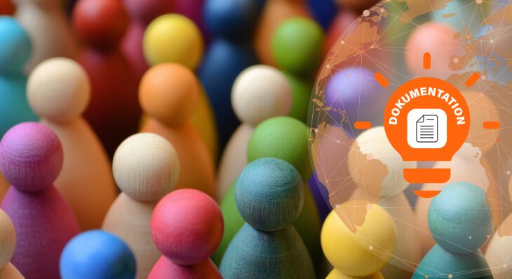Bunte Spielfiguren, Weltkugel im Vordergrund und die Grafik mit Beschriftung: Dokumentation
