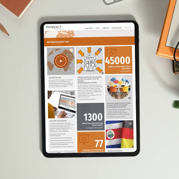 Screenshot des GOVET Jahresberichts auf einem Tablet, das auf einem Schreibtisch liegt