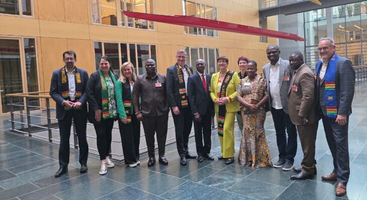 Die ghanaische Delegation posiert im Deutschen Bundestag f&uuml;r ein Gruppenfoto mit Vertretern von GOVET und anderen Partnerorganisationen.