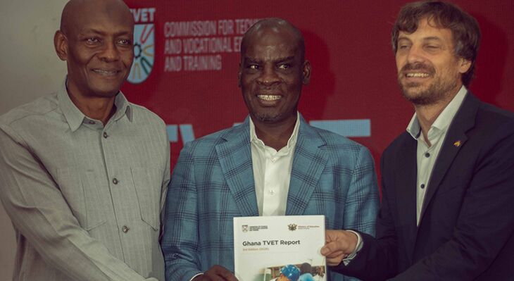 Der ghanaische Minsterpr&auml;sident, sein Sekret&auml;r und ein deutscher Partner posieren gemeinsam mit dem TVET Report in der Hand f&uuml;r die Kamera.