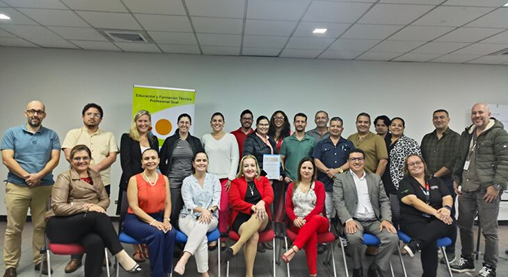 Die Gruppe in Costa Rica posiert für ein gemeinsames Foto.