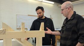 Guy Haberfeld (rechts) und Rotem Abramov im Holzwerkstatt