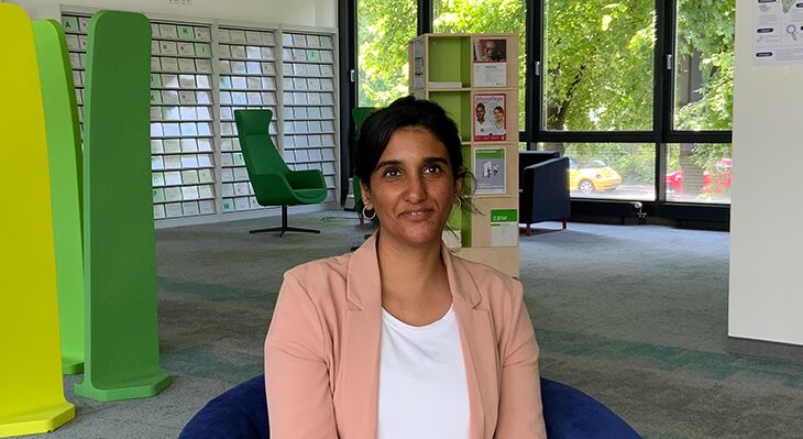 Hirra Sonya Hafeez sitzt auf dem Sessel in der Bibliothek des BIBBs