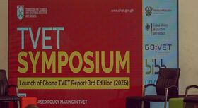 Pr&auml;sentationsfolie mit dem Titel TVET Symposium und den Logos von Partnern und Sponsoren. 