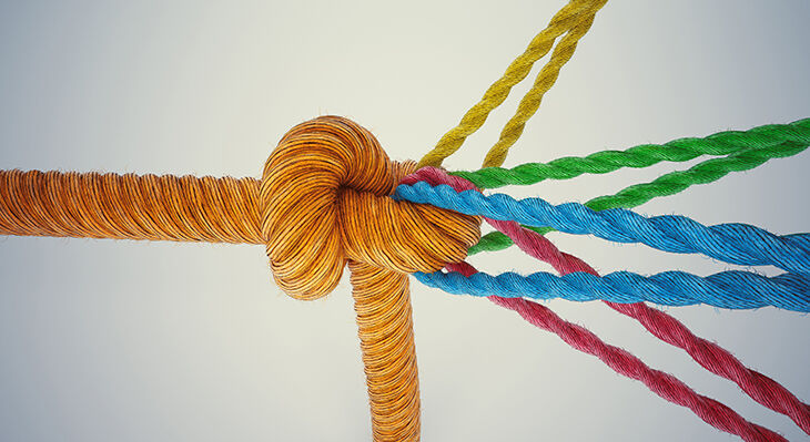 Knoten mit farbigen Strängen