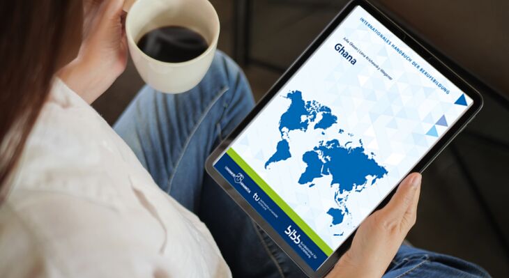 Cover der L&auml;nderstudie auf dem Tablet einer Frau, die Kaffee trinkt.