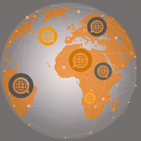 Weltkarte in grau und orange. Die Karte ist &uuml;berlagert mit Icons die Mehrsprachigkeit ausdr&uuml;cken sollen.
