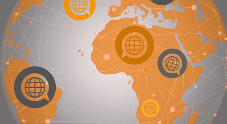Ein Globus in Orange- und Graut&ouml;nen mit Symbolen, die verschiedene Sprachen und Regionen darstellen.