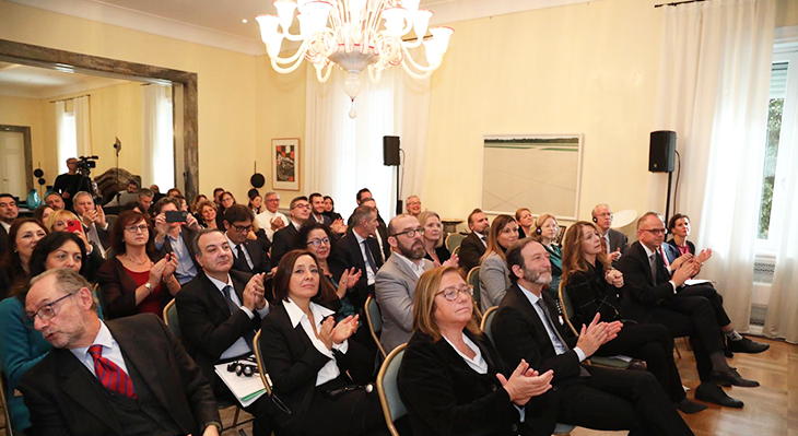 Klatschendes Publikum bei der Verleihung des "Premio di eccellenza duale" in Rom, mit dem deutschen Botschafter, ViktorElbling und der italienischen Staatssekretärin Paola Frassinetti