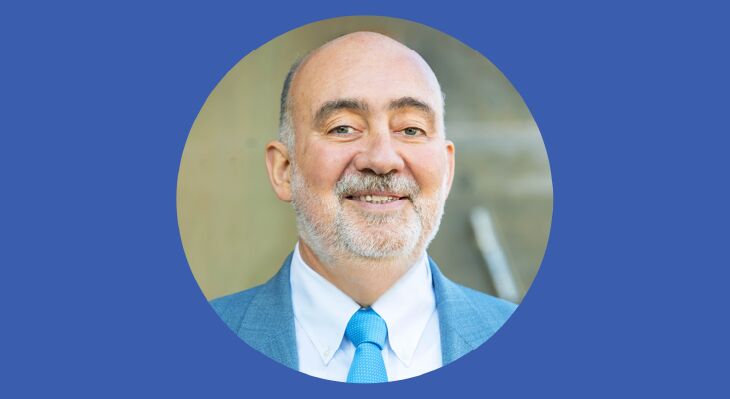 Offizielles Bild von Ron Prosor auf blauem Hintergrund