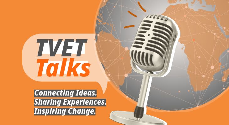 Coverbild des Podcasts TVET Talks. Es zeigt eine Weltkugel und eine Mikro in orangenen und grauen Farben.