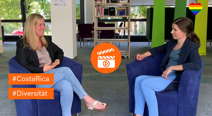 Zwei Frauen sitzen sich auf Sesseln gegenüber und unterhalten sich. Auf dem Bild befindet sich ein Filmsymbol und die Hashtags Costa Rica und Diversität