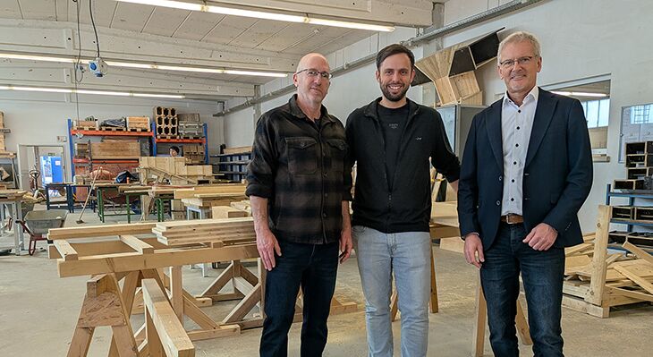 Guy Haberfeld, Rotem Abramov und Richard Draga in einer Holzwerkstatt