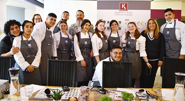 Gruppenfoto mit Teilnehmenden und dem Vertreter von Koppert Cress im Kochatelier in Bonn