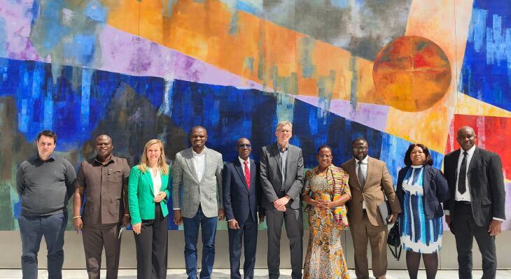 Die ghaianische Delegation posiert mit Vertretern von GOVET und anderen Partnerinstitutionen vor einer bunten Wand f&uuml;r das Gruppenfoto.