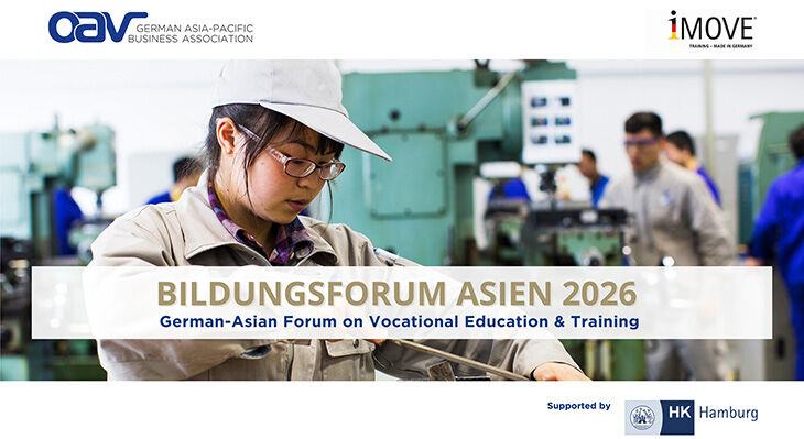 Junge Chinesin in einer Lehrwerkstatt feilt ein Werkst&uuml;ck, das in einem Schraubstock fixiert ist