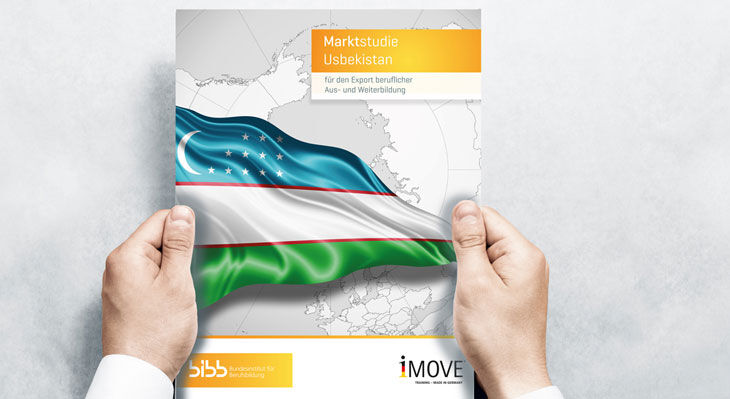 zwei Hände halten und zeigen das Cover der aktuellen Marktstudie Usbekistan
