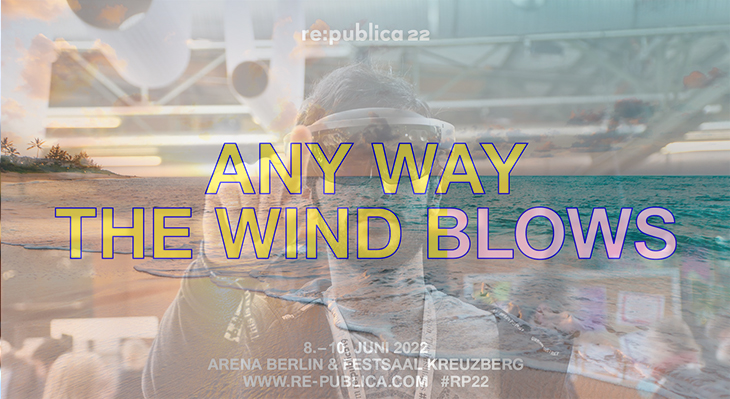 re:publica Besucher mit Hololens, einer Art interaktiven VR-Brille, zur Reparatur von Webstühlen - re:publica Logo 2022 Any way the wind blows