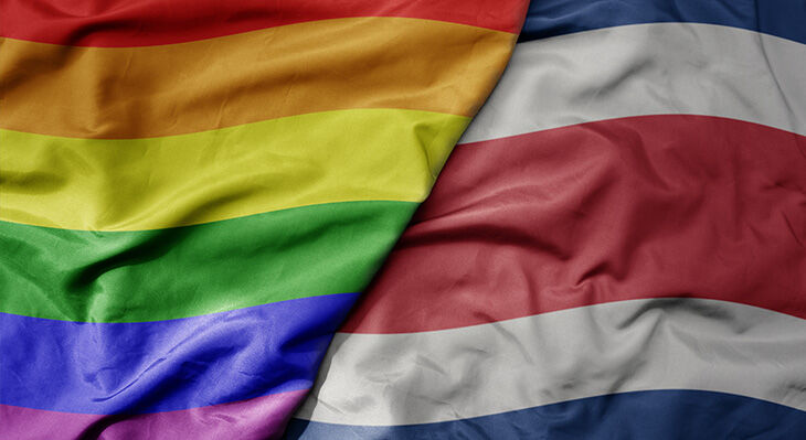 Die Pride-Flagge und die Flagge von Costa Rica liegen nebeneinander