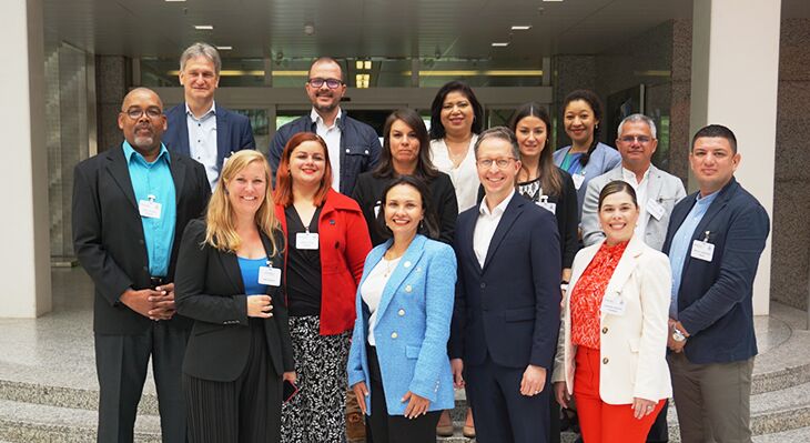 Die Delegation aus Costa Rica im Foyer des BIBB gemeinsam mit den Projektverantwortlichen von GOVET und BMBF