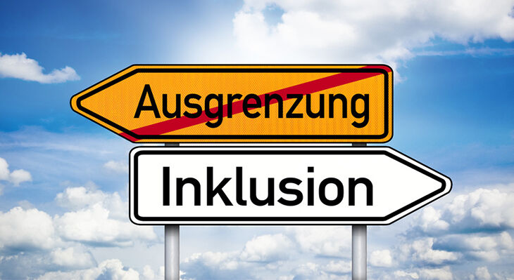2 Straßenschilder vor Himmel zeigen inach links und rechts; nach links mit dem durchgestrichenen Wort "Ausgrenzung", nach rechts mit dem Wort "Inklusion"