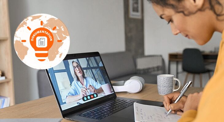 Eine Frau nimmt an einer Videokonferenz teil und macht sich Notizen. &Uuml;ber das Bild ist eine Grafik mit der Aufschrift Dokumentation angebracht