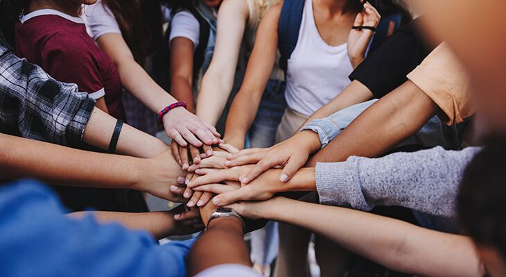 H&auml;nde, die aufeinanderliegen und eine Mitte bilden