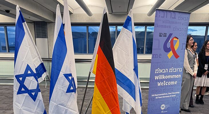 Deutsche und israelische Flaggen beim Empfang der Delegation aus Deutschland